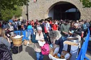 Berga manté viva la tradició de pujar a Queralt, amb la xocolatada com a reclam