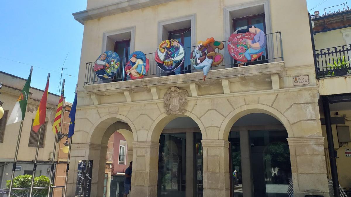 Las calles de San Vicente del Raspeig se engalanan de Hogueras con motivos fogueriles.