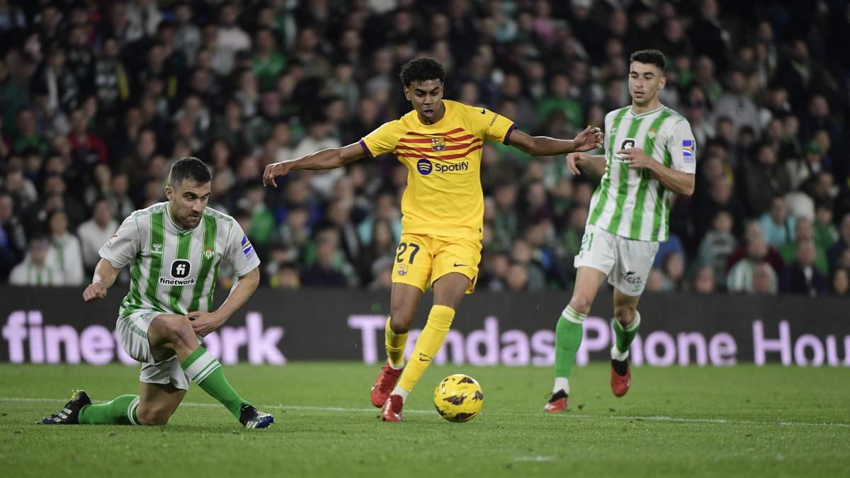 Lamine Yamal esquiva la entrada de Sokratis en el Betis-Barça del Benito Villamarín.