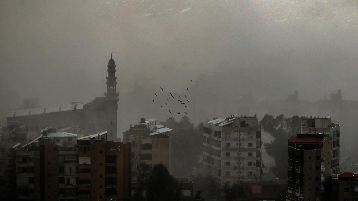 Columna de humo tras un bombardeo del Ejército de Israel contra la capital de Líbano, Beirut (archivo)