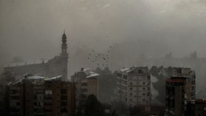 Columna de humo tras un bombardeo del Ejército de Israel contra la capital de Líbano, Beirut (archivo)
