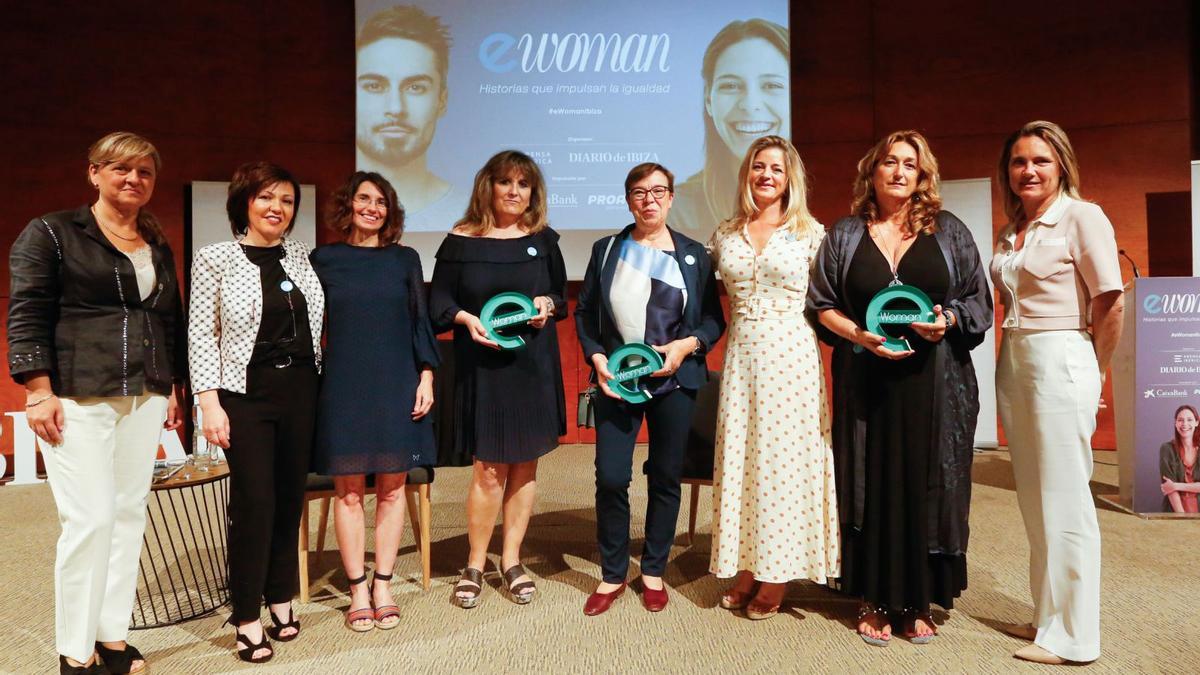 De izquierda a derecha, Mónica Izquierdo, Alicia Reina, Cristina Martín, Susana Juan, Antonia Costa, Marisol Mir, Belén Alvite y Gaëlle Le Dour. |