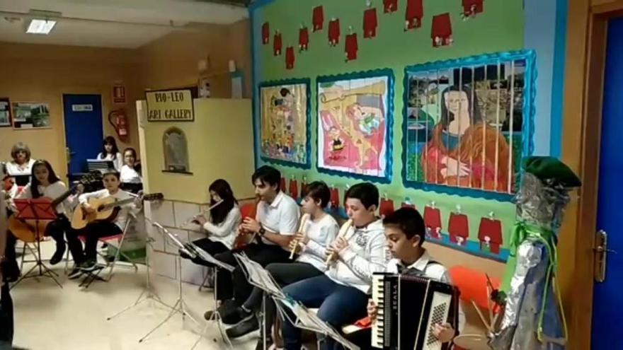 Alumnos del Riomanzanas de Zamora interpretan el "Himno de la Alegría" durante las Jornadas de Fomento de la Lectura