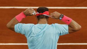 Nadal se prepara antes de disputar un punto de la final.