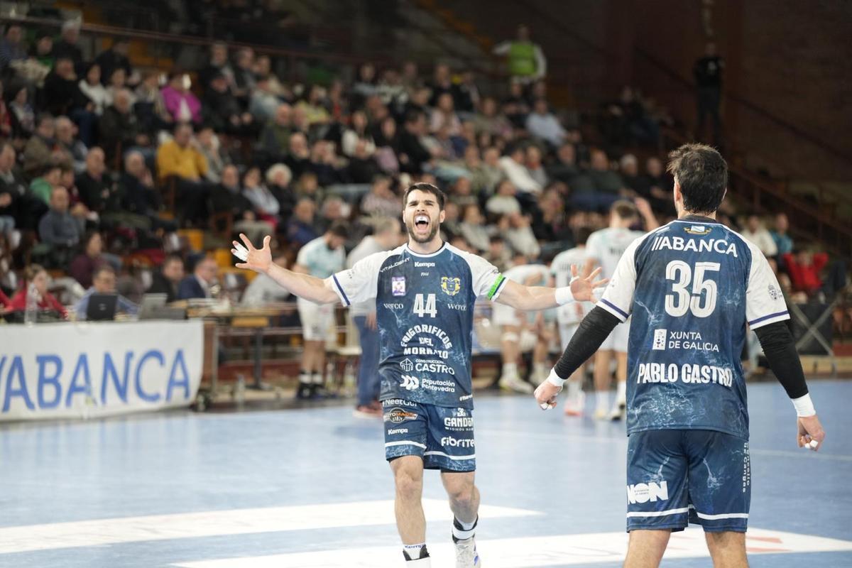 Santi López y Pablo Castro durante un momento del encuentro de este sábado entre el Ademar León y el Frigoríficos del Morrazo.