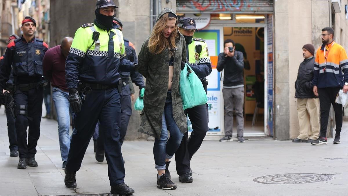 Operativo de los Mossos y la Guardia Urbana contra los narcopisos del Raval, el 29 de octubre.