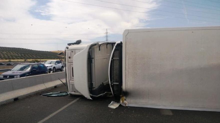 Herido leve al volcar un camión frigorífico en la A4 a la altura de La Torrecilla