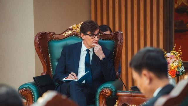 El president de la Generalitat, Salvador Illa, durant la seva reunió amb el vice primer ministre del Vietnam, Pham Gia Tuc.