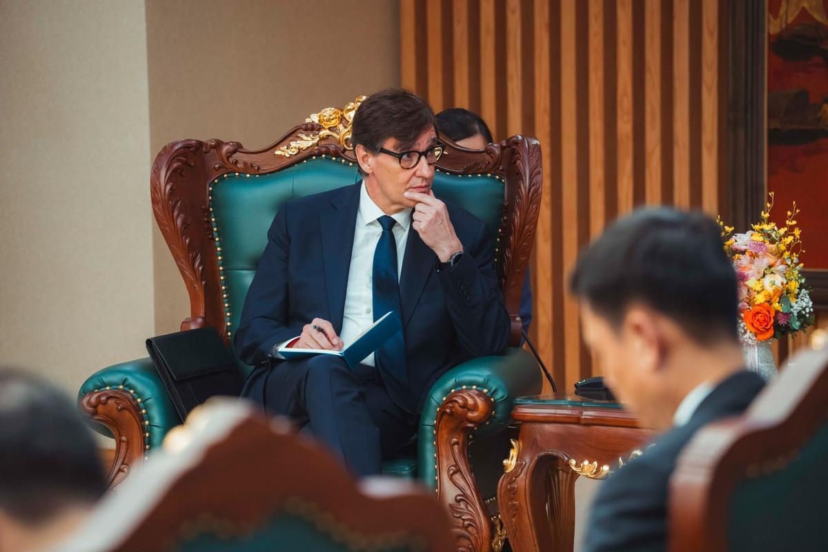 El president de la Generalitat, Salvador Illa, durante su reunión con el viceprimer ministro de Vietnam, Pham Gia Tuc.