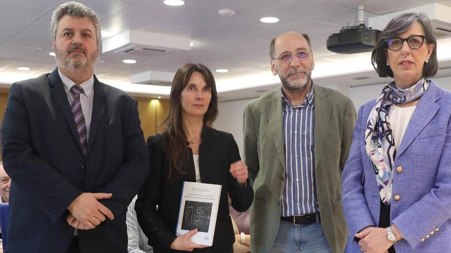 Presentación del libro &quot;Los precios del agua&quot;. Por la izquierda, Vidal Gago, Marián García Valiñas, Javier Suárez Pandiello y Nieves Roqueñí.