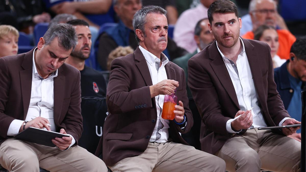 Porfirio Fisac, entre Iñaki Martín (izquierda) y Jack Burgess (derecha) ese doming en Madrid.