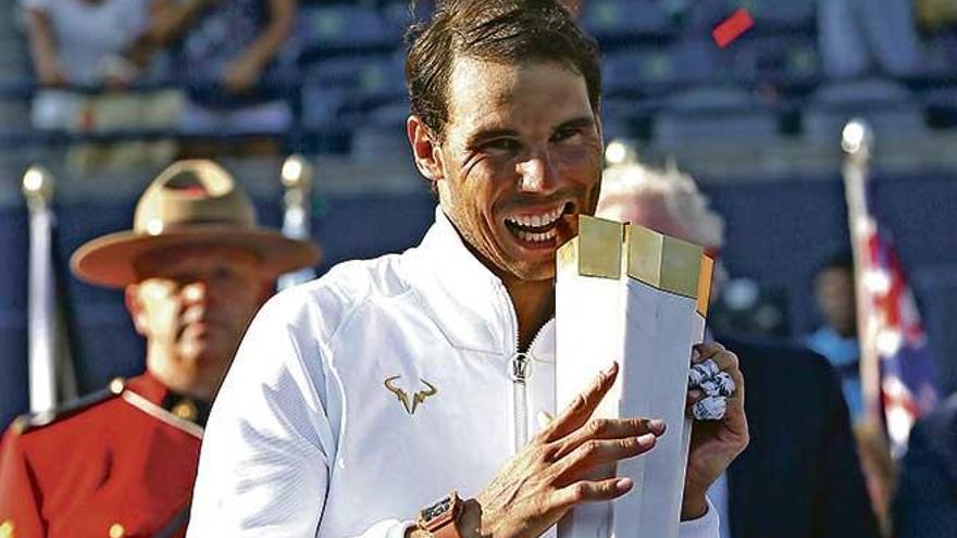 Rafel Nadal muerde, el pasado domingo, el trofeo que le acredita como campeón del Masters 1000 de Toronto.