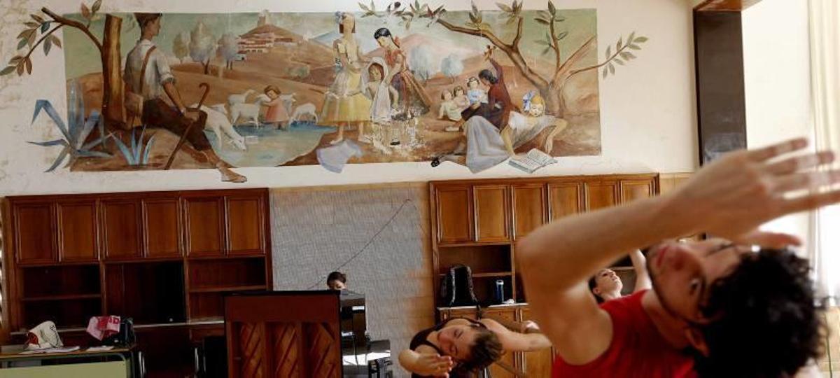 Mural de Gastón Castelló en un aula