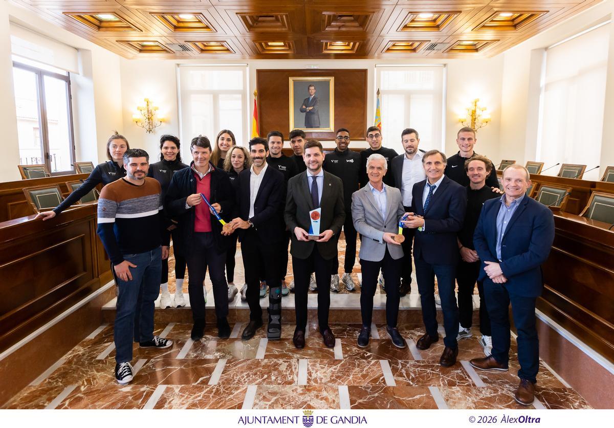 La foto oficial del acto celebrado en el consistorio gandiense
