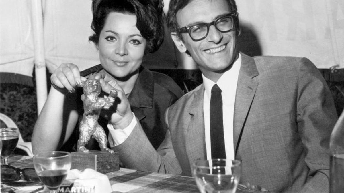 Carlos Saura con Sara Montiel en 1966, en la cena de celebración del Oso de Plata del Festival de Berlín, a 'La caza'.