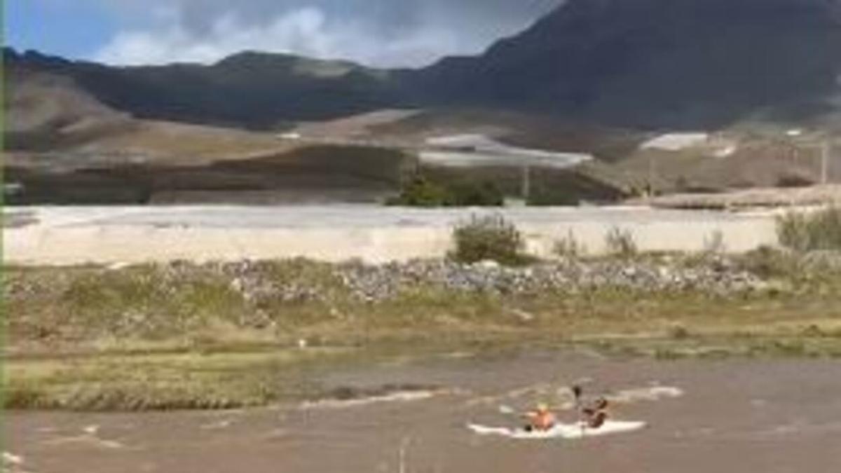 Dos personas desafían a la borrasca Therese y van en kayak por el barranco de La Aldea en Gran Canaria