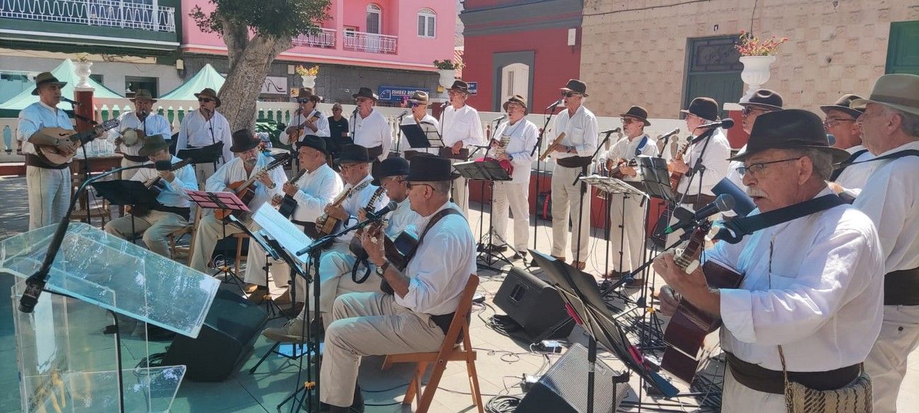Un centenar de aldeanos y aldeanas celebran el Día de Canarias