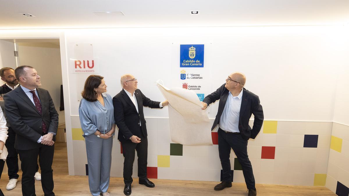 Isabel María Martín, Antonio Morales y  José Jerez, durante la inauguración de Casa Pipa, junto a otras autoridades.