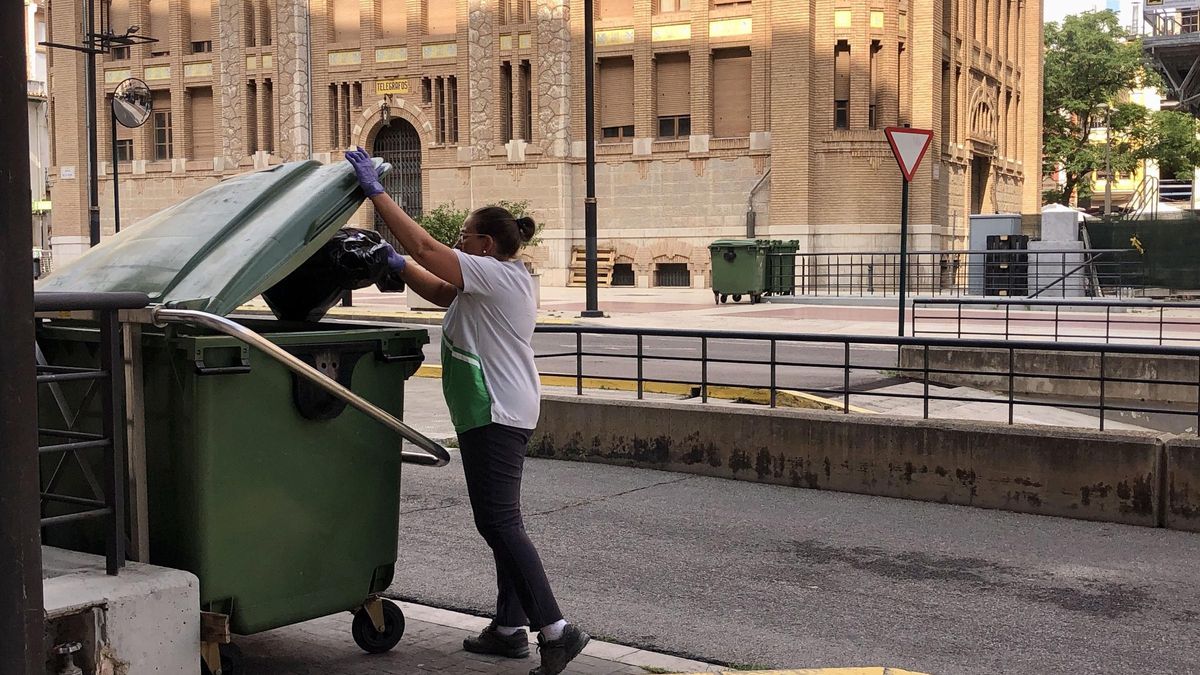 Una vecina tira la basura a un contenedor en el centro de Castelló.