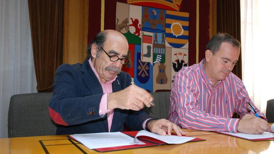 Firma del convenio entre la Diputación y el Ayuntamiento de Castroverde de Campos para adecuar la Casa de Cultura.