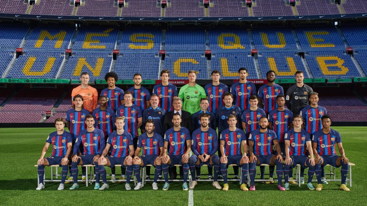 La foto oficial de la plantilla del Barça 22-23, realizada en el Camp Nou.