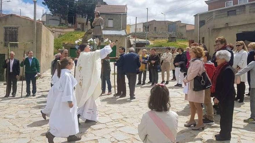 El sacerdote Manuel San Miguel en el momento de la bendición.