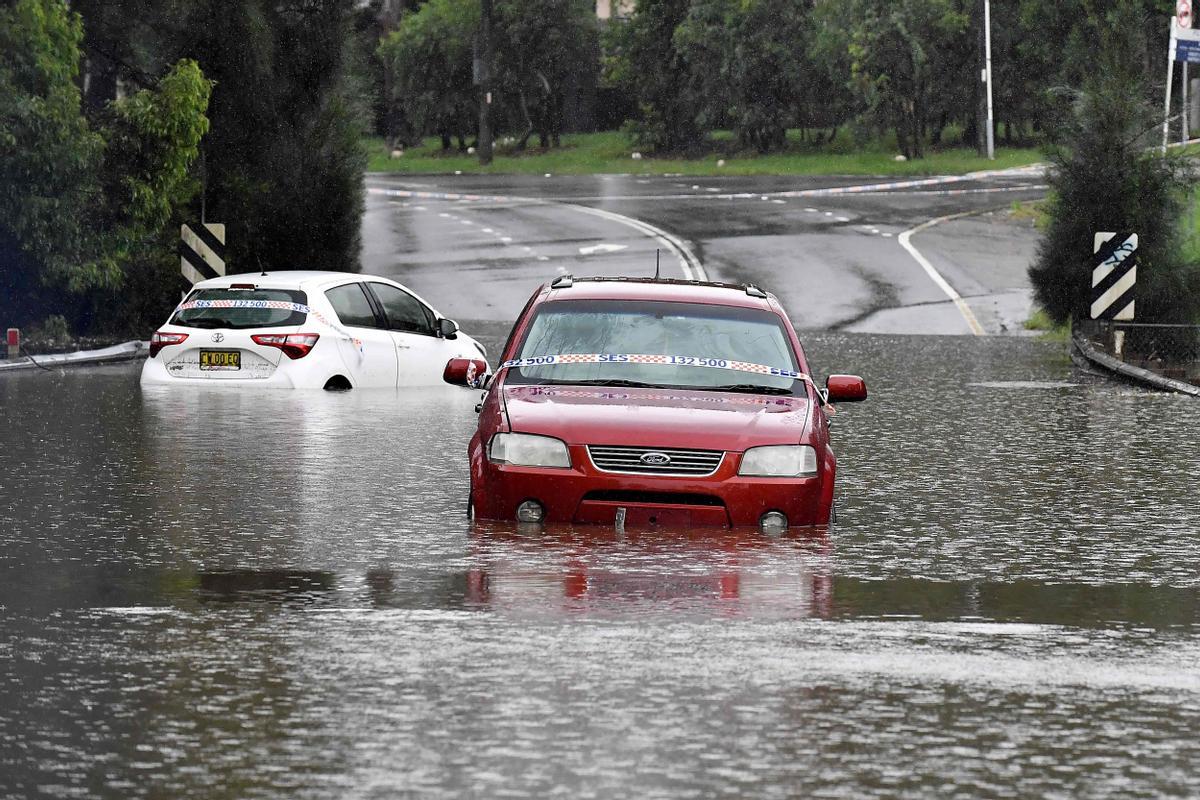 Coches sumergidos en el agua por las inundaciones en un suburbio de Sídney