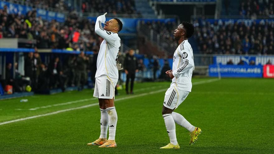 Kylian Mbappe celebra uno de sus goles en presencia de Vinicius Junior durante el ALavés - Real Madrid de LaLiga 2025/26