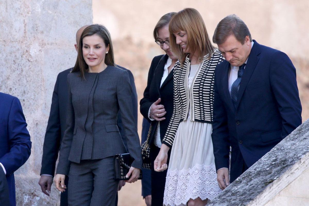 Letizia Ortiz con traje gris de Hugo Boss en La Rioja