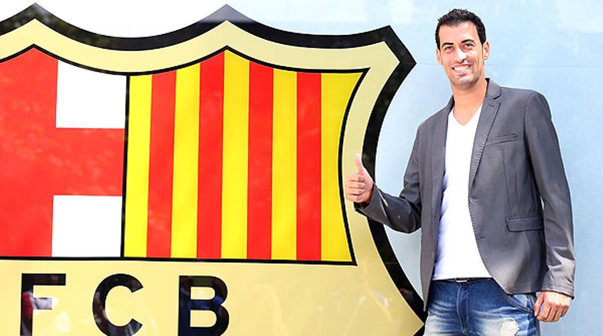 El centrecampista blaugrana rubrica l’acord davant el president del club, Sandro Rosell.
