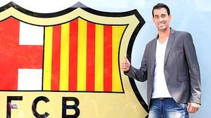 El centrecampista blaugrana rubrica l’acord davant el president del club, Sandro Rosell.