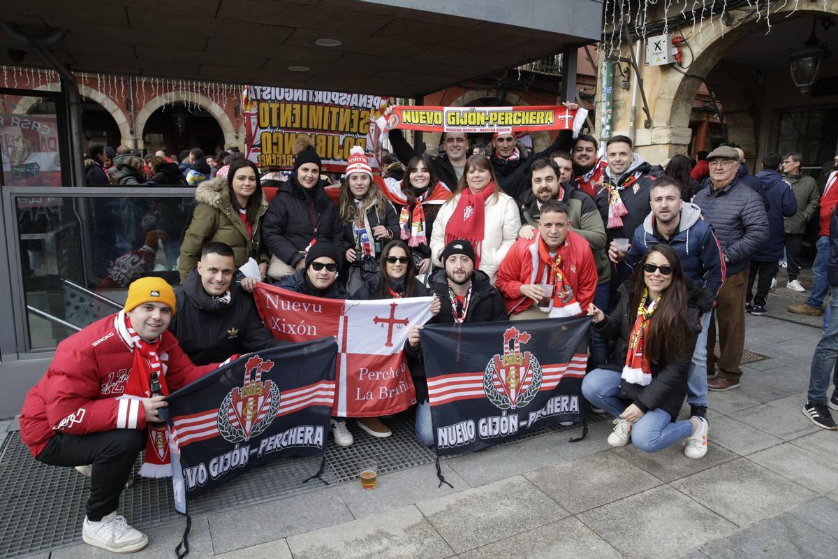 La Mareona invade León ates del partido del Sporting