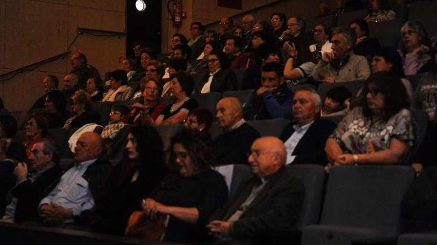 Os veciños congregáronse no auditorio para a homenaxe. // I.Abella