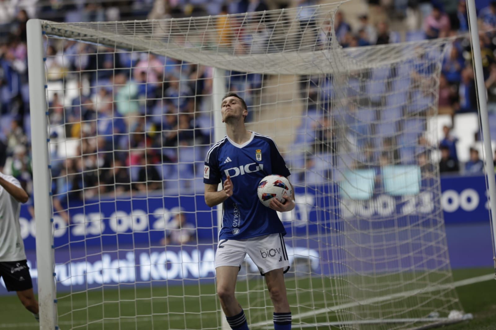 EN IMÁGENES: Partido y ambientazo del Real Oviedo-Racing de Santander disputado en el Tartiere