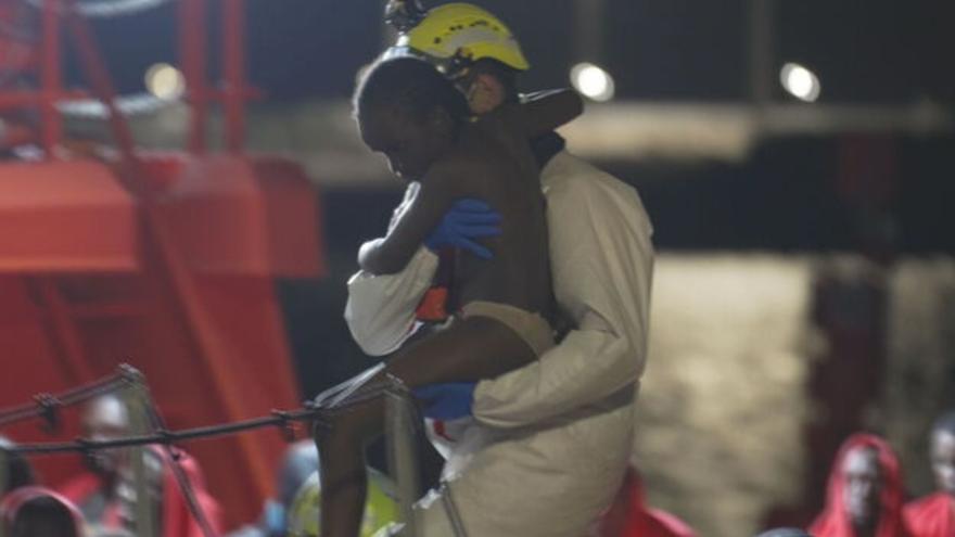 Salvamento Marítimo de Canarias rescata, sólo el sábado, a 139 migrantes a bordo de dos balsas neumáticas