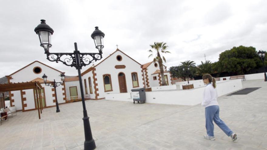 Una joven camina por la nueva plaza junto a la ermita de San Pedro. i FUSELLI