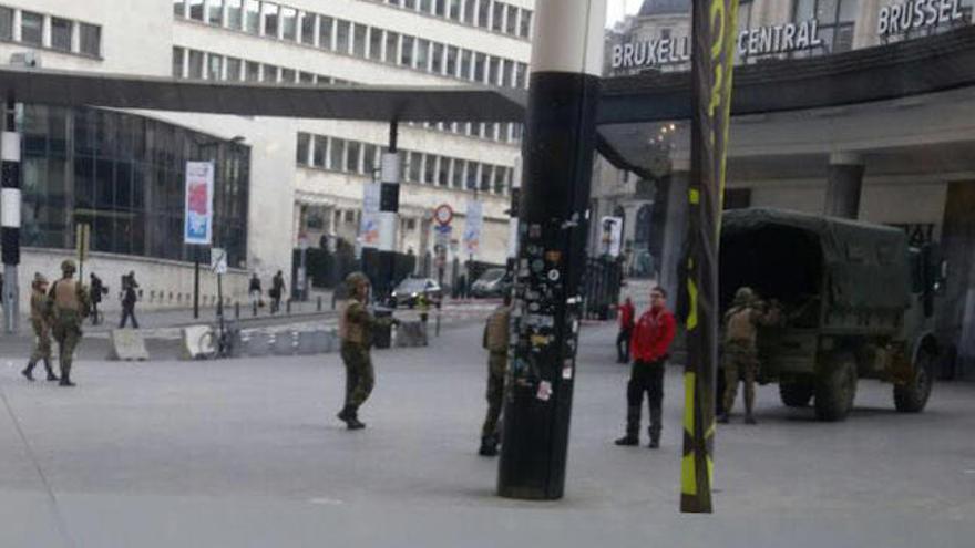 Militares en la estación central de Bruselas. // M.A.