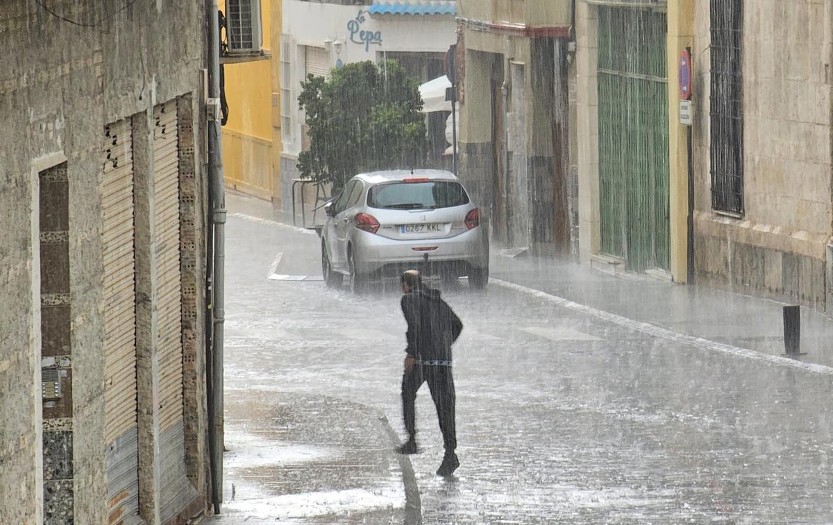 Lluvia en torno al mediodía en el casco histórico de Orihuela.