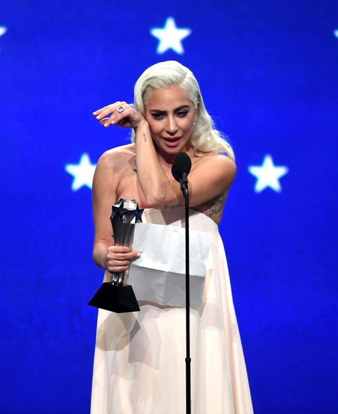 Lady Gaga se derrumba durante su discurso en los Critics Choice Awards