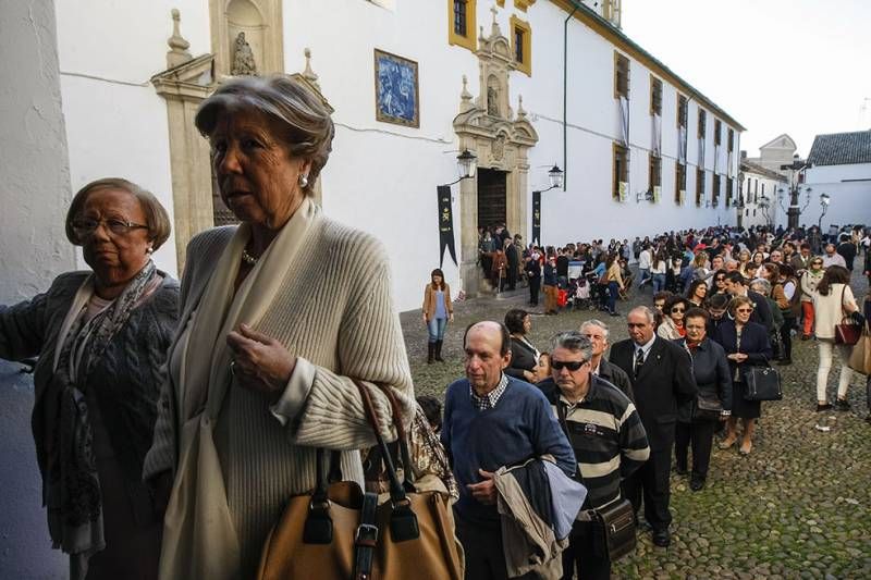 GALERÍA GRÁFICA / Colas para rendir culto a la Virgen de los Dolores