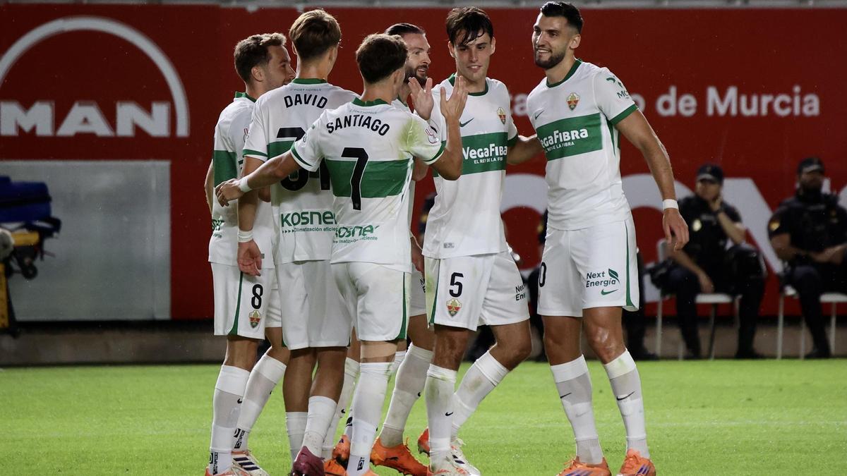 Los futbolistas del Elche celebran uno de los goles a Los Garres, en la anterior ronda copera.