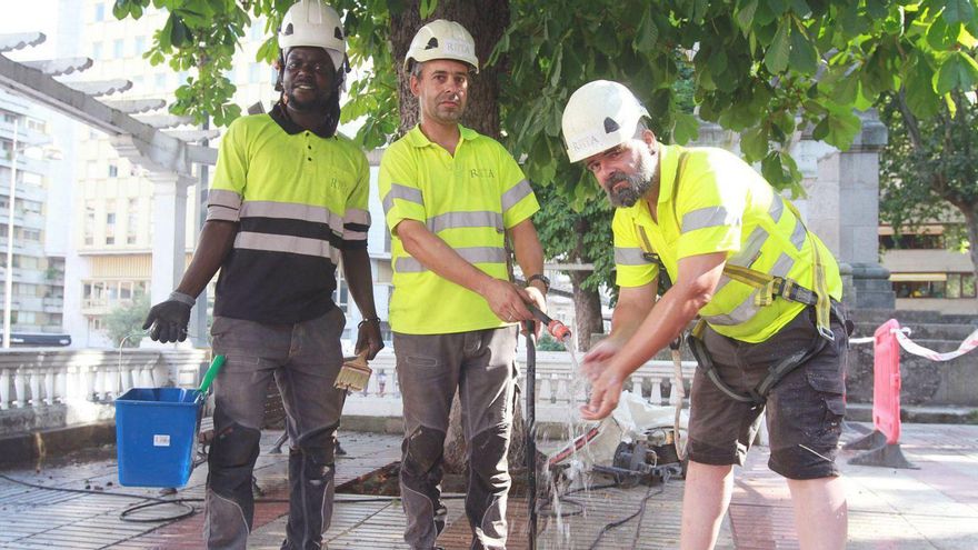 Trabajadores tratan de refrescarse ante las altas temperaturas.| Iñaki Osorio