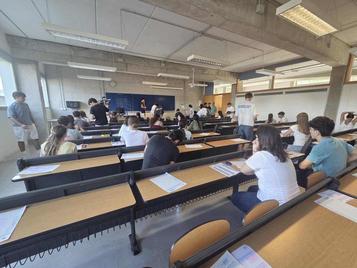 Arranca una Selectividad en la UIB marcada por los detectores de móviles y los nervios de casi 5.000 alumnos