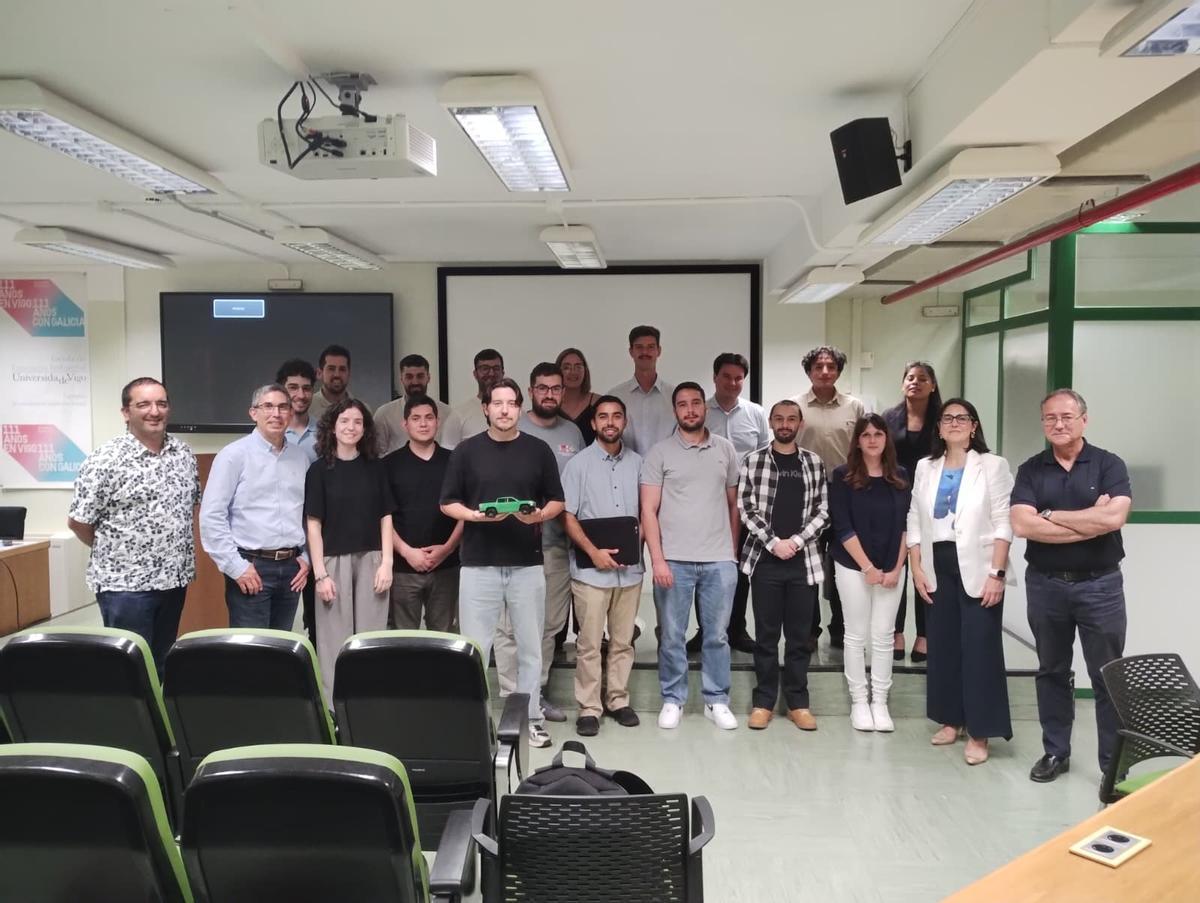 Foto de familia de los estudianes y profesores del máster, durante la presentación del trabajo final.