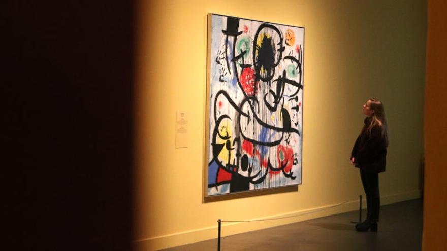 Una noia mira l&#039;obra &quot;Maig del 68&quot; de Miró a l&#039;exposició &quot;Poètiques de l&#039;emoció&quot;