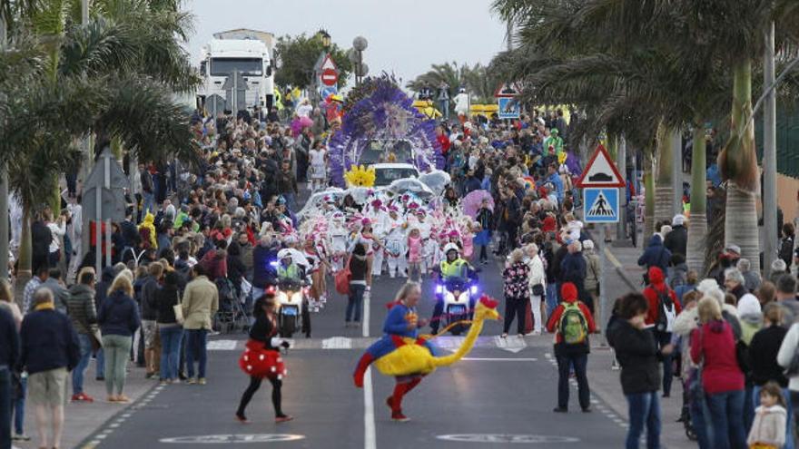 Imagen de la cabalgata del Carnaval de Corralejo a su paso por una de las vías principales.