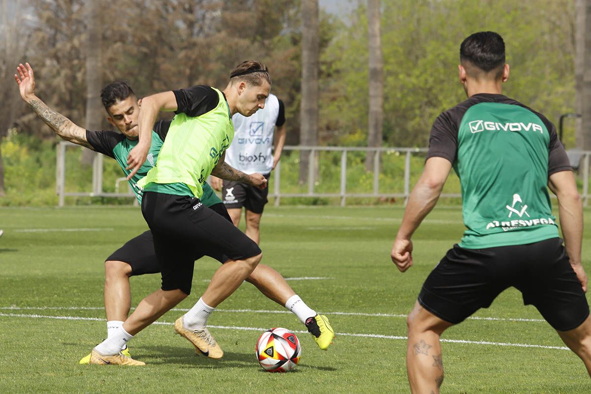 El Córdoba CF y su gran ambiente en el entrenamiento, en imágenes