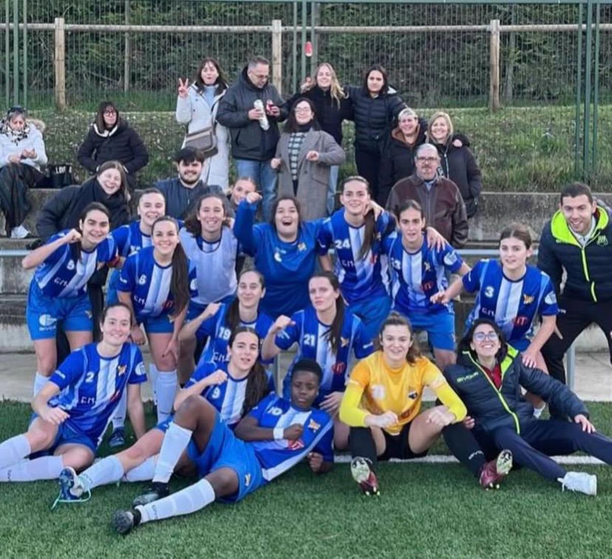 La Unió celebra la golejada a Vic.