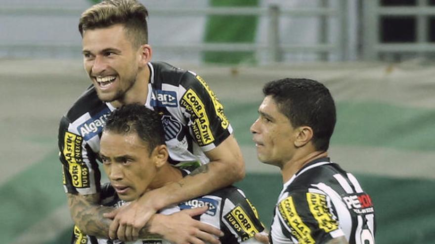 Lucas Lima celebra un gol con el exvalencianista Ricardo Oliveira.