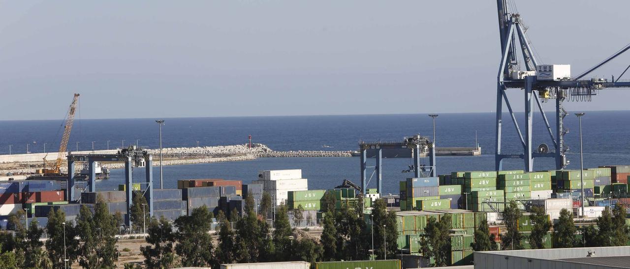 Contenedores para el transporte marítimo en el puerto de Alicante